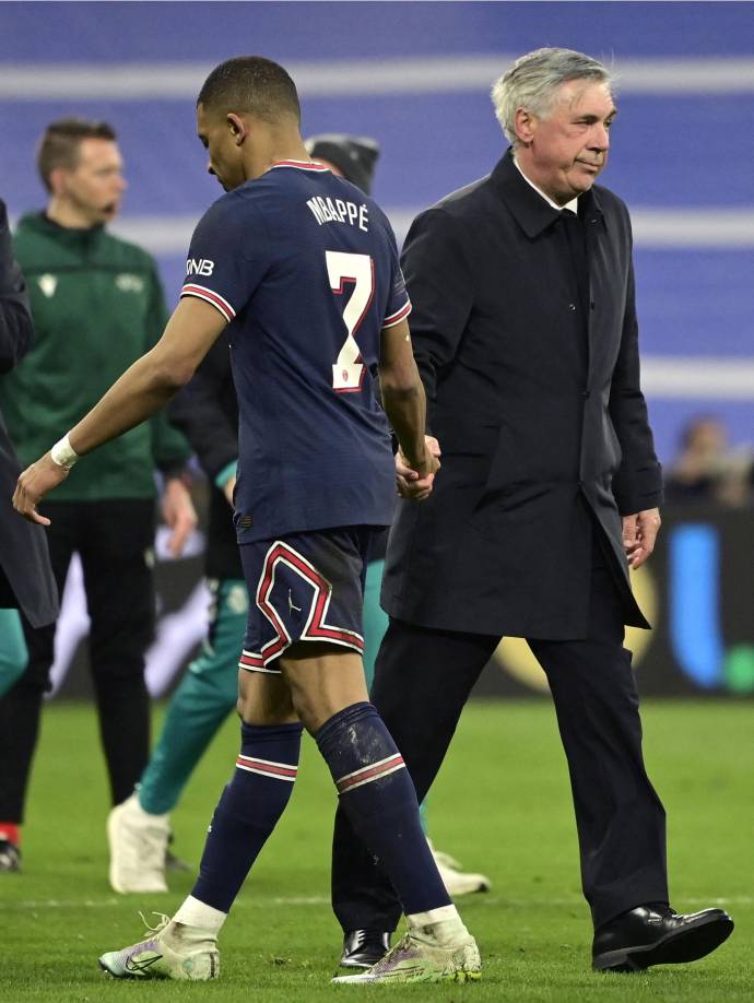 Carlo Ancelotti saludó a Mbappé tras el pitazo final.