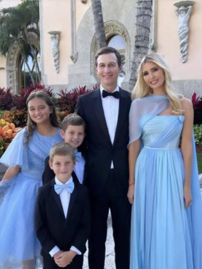 Ivanka está casada con el empresario Jared Kushner, con quien comparte tres hijos. Kushner tuvo un rol vital en la administración de Trump, logrando la firma de un histórico acuerdo de paz firmado con la mediación de EEUU entre Israel y varios países árabes. 