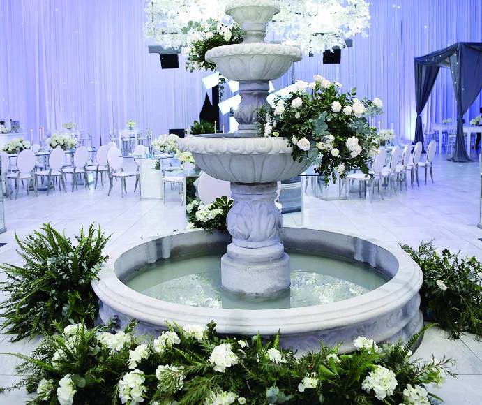 Una hermosa fuente fue parte de la decoración del festejo. 