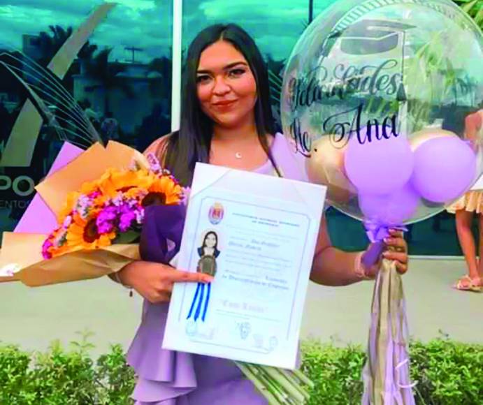 Ana Graciela Quiroz fue sorprendida con globos y flores en su graduación.