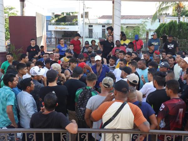 Migrantes se reúnen este domingo en una plaza de Tapachula (México).