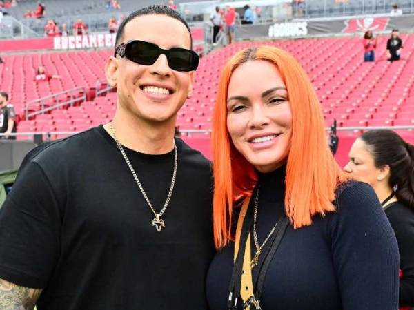 Daddy Yankee en una foto de Instagram junto a Mireddys González.