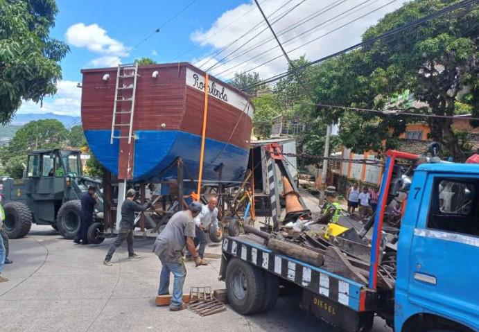 Marlon Martínez sobre el velero Rosalinda: “Me la dejaron aquí abandonada en el derrumbe”