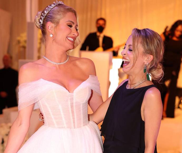 La serie catapultó a Hilton y Richie al estrellato internacional y mantuvo unos buenos índices de audiencia durante toda su emisión.