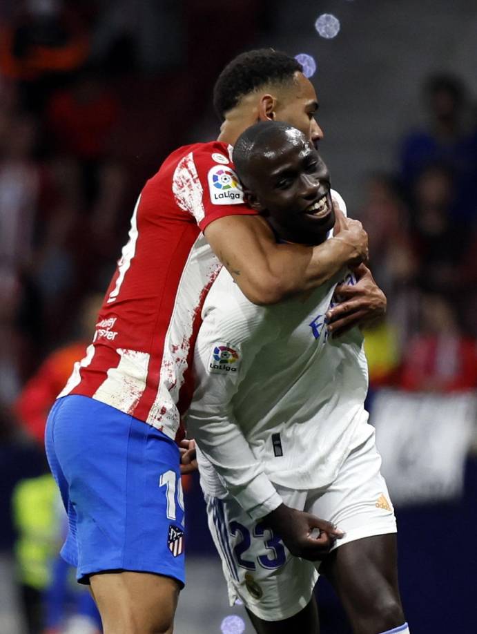 Matheus Cunha sujetó así a Ferland Mendy para cometerle una falta. Al madridista le causó risa la acción.