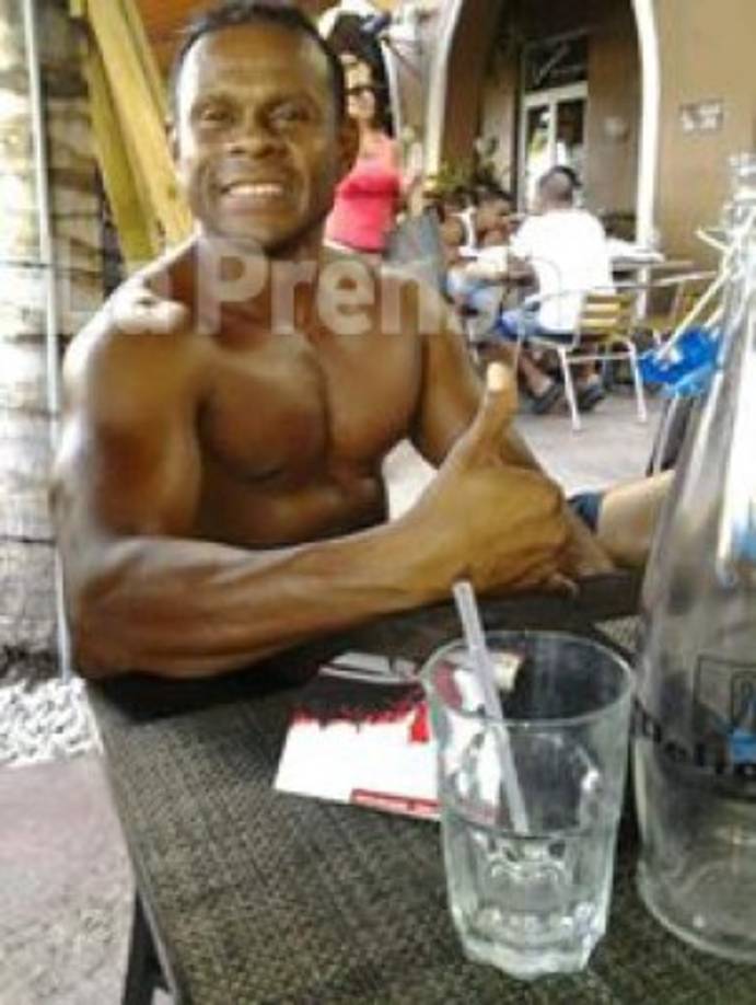 <br/>En unos videos se ve a Solano con el rostro cubierto con una máscara negra junto a una bandera del citado grupo terrorista, según una denuncia criminal publicada el lunes.