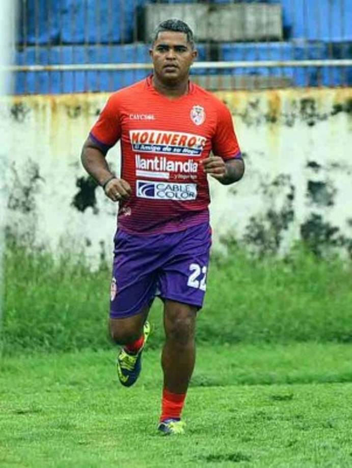 Elmer Zelaya ha vuelto a Honduras para jugar al fútbol y está realizando prueba con la Real Sociedad de Tocoa. Vivió varios años en Estados Unidos.