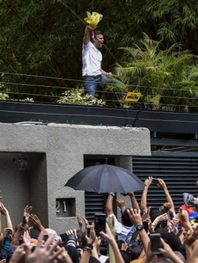 Cientos de simpatizantes se aglutinaron frente a su casa para recibirlo con alborozo.<br/>