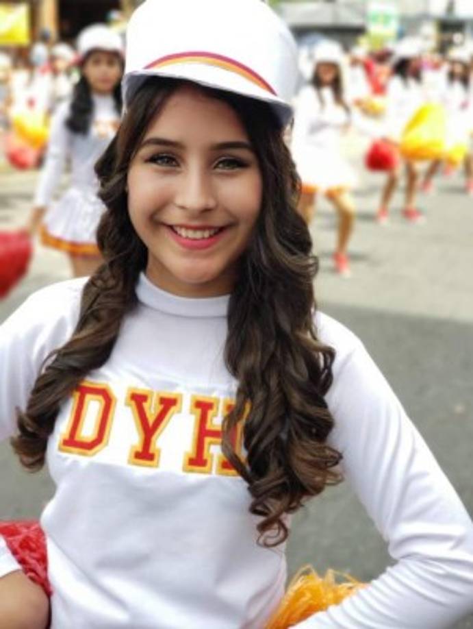 Junto a las bandas de guerra y las palillonas también sobresalían las lindas pomponeras.