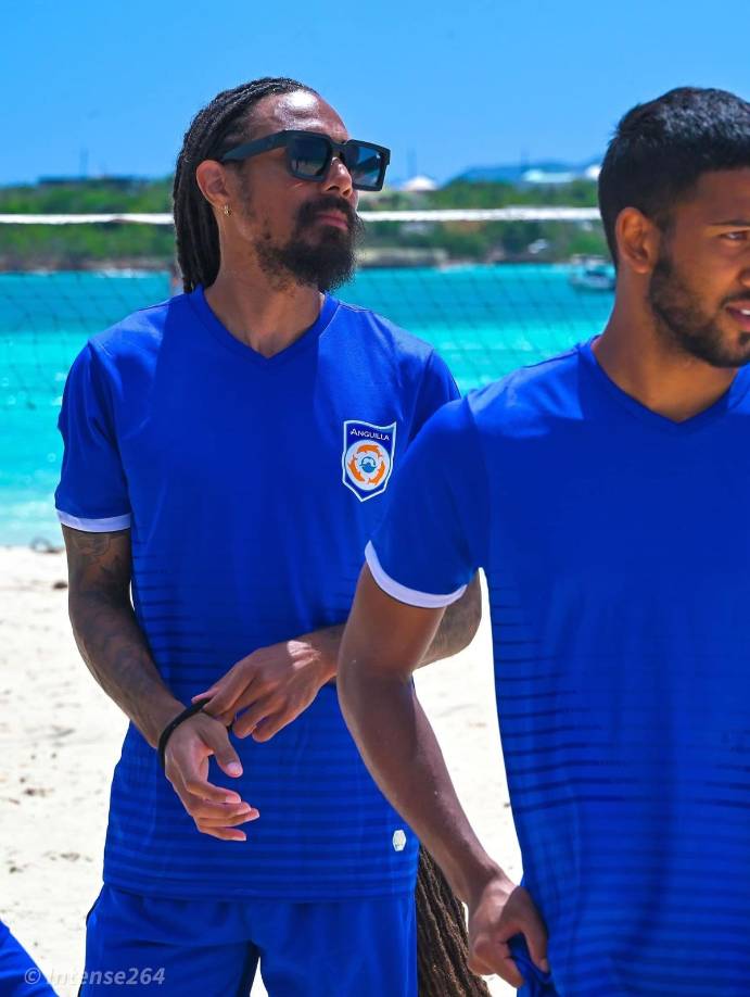 Además de la cabellera, Aedan Scipio nunca se quitó los lentes oscuros, ni en las carreras en la playa.