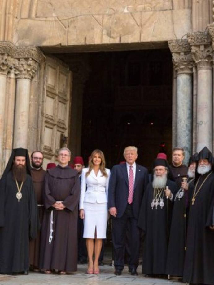 Trump y Melania también visitaron la Iglesia del Santo Sepulcro y se detuvieron en el Calvario o Gólgota (lugar de la crucifixión) y la Piedra de la Unción, donde se preparó el cuerpo de Cristo tras ser bajado de la cruz, además de la tumba de Jesús y el relicario del Patriarcado Griego Latino.