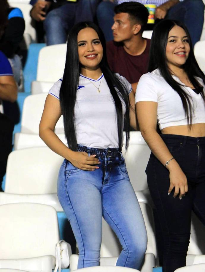 Periodistas y novia de seleccionado: las bellezas del Honduras-Granada