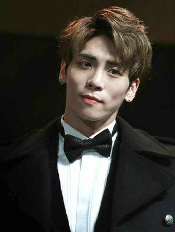 La policía sigue investigando la muerte de Jonghyun, también conocido como SHINee-Jong-hyun. <br/>Los informes locales sugieren que pudo haber sido un suicidio.<br/>