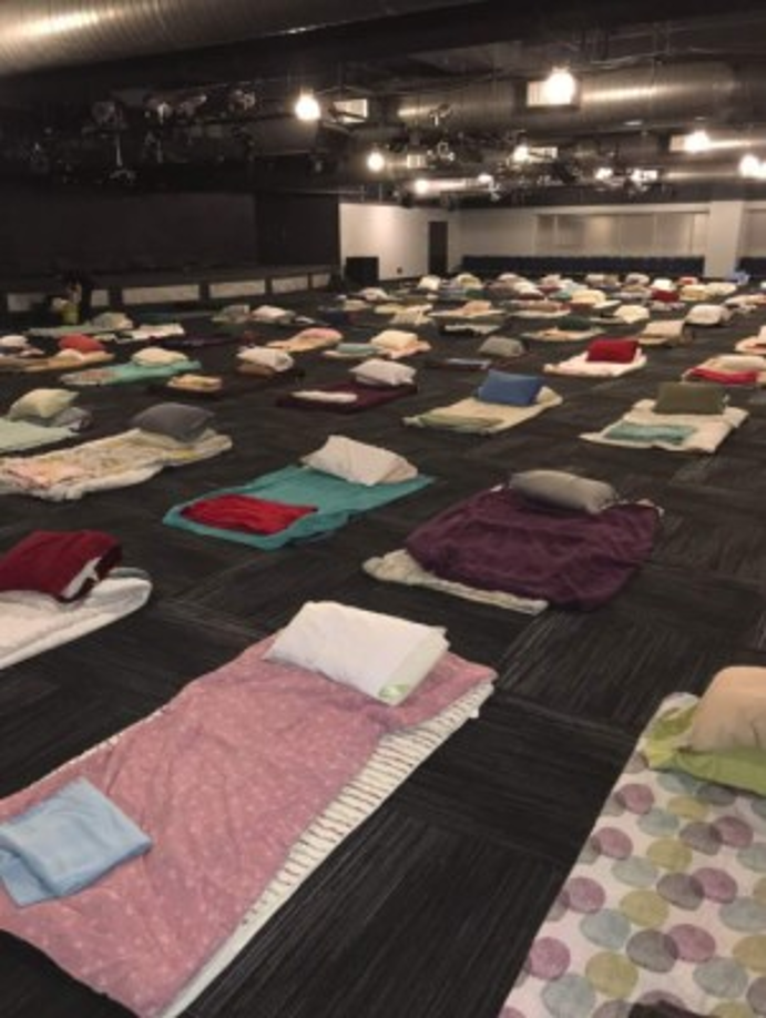 Usuarios en redes comprobaron que el pastor Osteen había abierto las puertas de su iglesia y postearon imágenes de los colchones para los afectados.