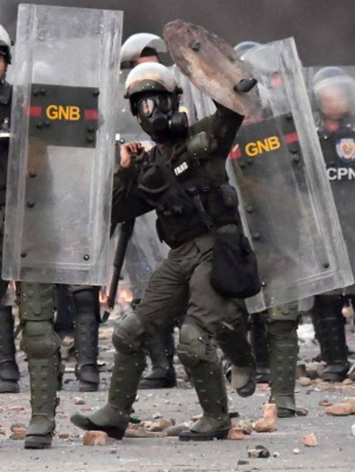 Los conflictos giraron alrededor del ingreso, bloqueado por el gobierno de Nicolás Maduro, de ayuda humanitaria gestionada por Juan Guaidó, el jefe parlamentario reconocido como presidente encargado de Venezuela por medio centenar de países, después de que el Legislativo declarara 'usurpador' al mandatario socialista.