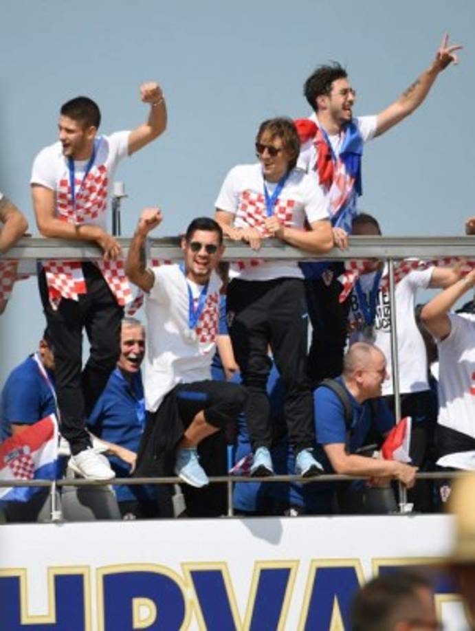 Los jugadores de Croacia se unieron a la fiesta y festejaron con su hinchada.