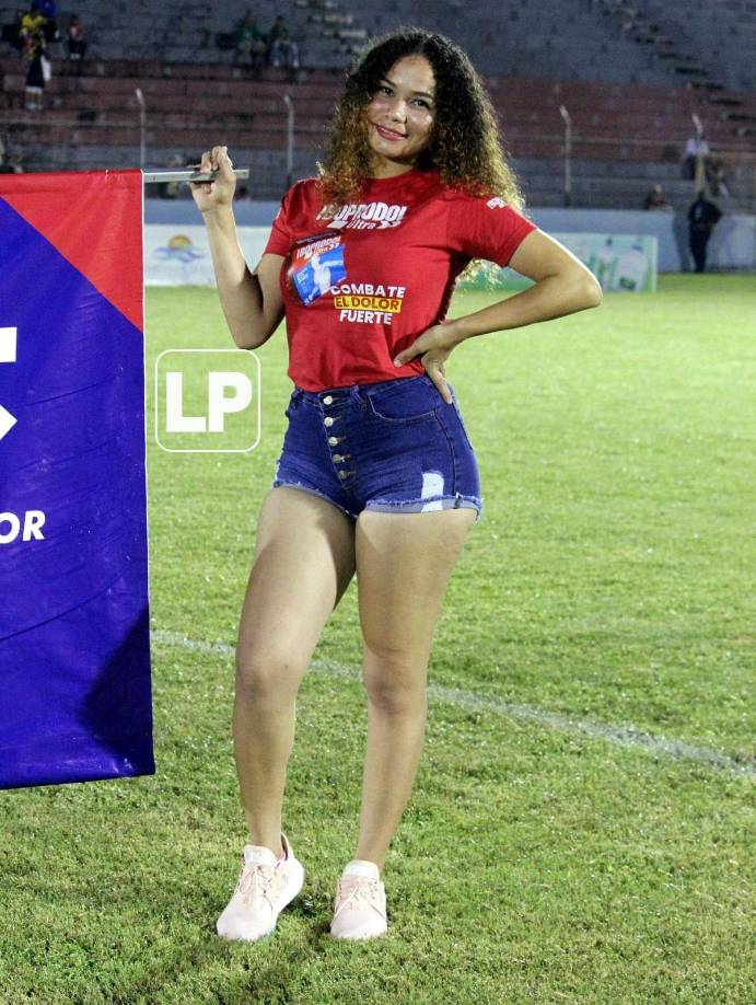 En el estadio Ceibeño los patrocinadores del Vida mandaron a guapas edecanes.