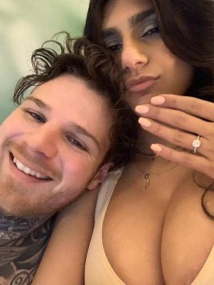 Tras su compromiso Mia Khalifa no ha dejado de presumir su diamante en las redes sociales.