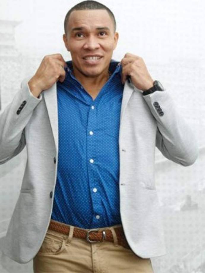 Chelsea's Belgian midfielder Eden Hazard gestures to supporters on the pitch after the English Premier League football match between Leicester City and Chelsea at King Power Stadium in Leicester, central England on May 12, 2019. - The game finished 0-0. (Photo by Daniel LEAL-OLIVAS / AFP) / RESTRICTED TO EDITORIAL USE. No use with unauthorized audio, video, data, fixture lists, club/league logos or 'live' services. Online in-match use limited to 120 images. An additional 40 images may be used in extra time. No video emulation. Social media in-match use limited to 120 images. An additional 40 images may be used in extra time. No use in betting publications, games or single club/league/player publications. /