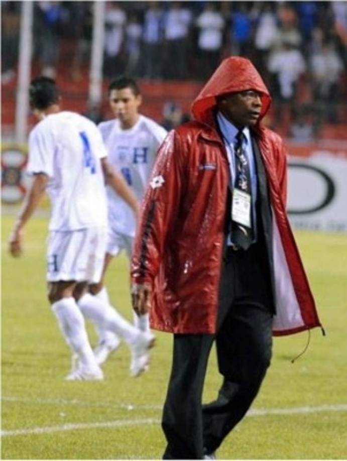 Rodrigo Kenton fue cesado al llegar a Costa Rica. La derrota ante Honduras le pasó factura.