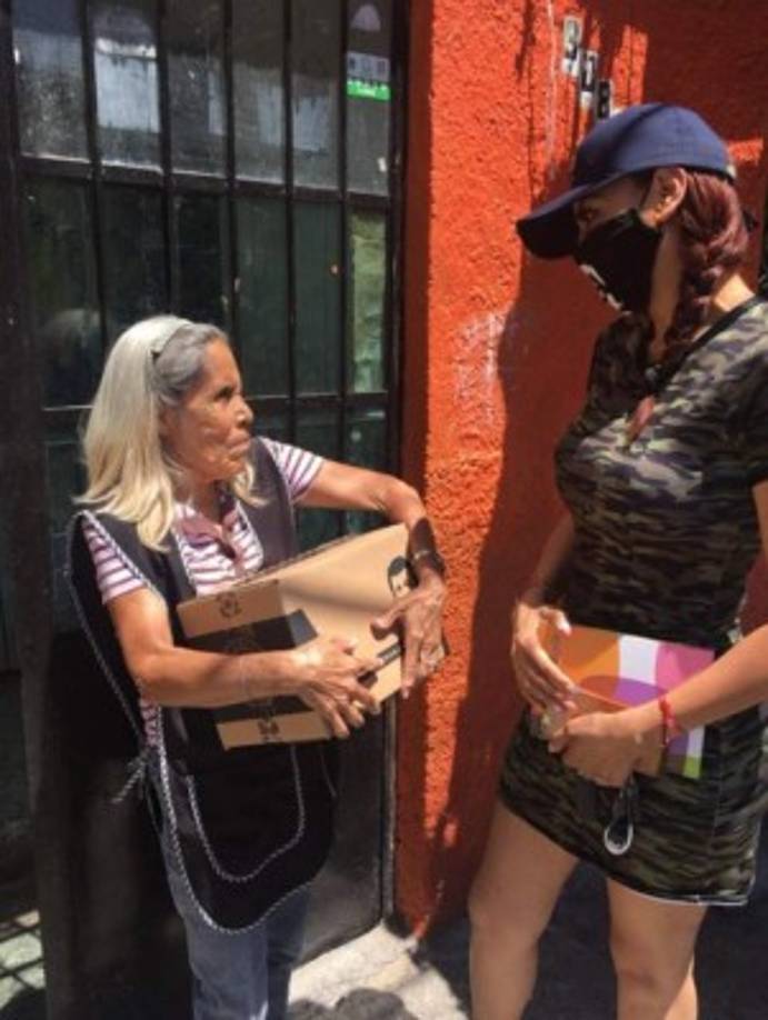 En abril pasado, la misma empresa que gestiona la marca del Chapo repartió despensas (alimentos) en nombre de Alejandrina Guzmán a adultos mayores en Guadalajara que están aislados en sus casas para evitar contagios del nuevo coronavirus.