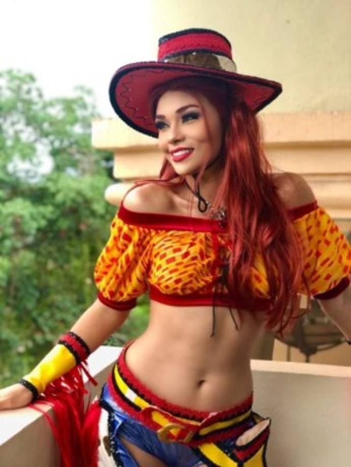 Sirey Moran presentadora de TVC es también la bella reina del carnaval y atracción oficial de la carroza de la Municipalidad de San Pedro Sula.