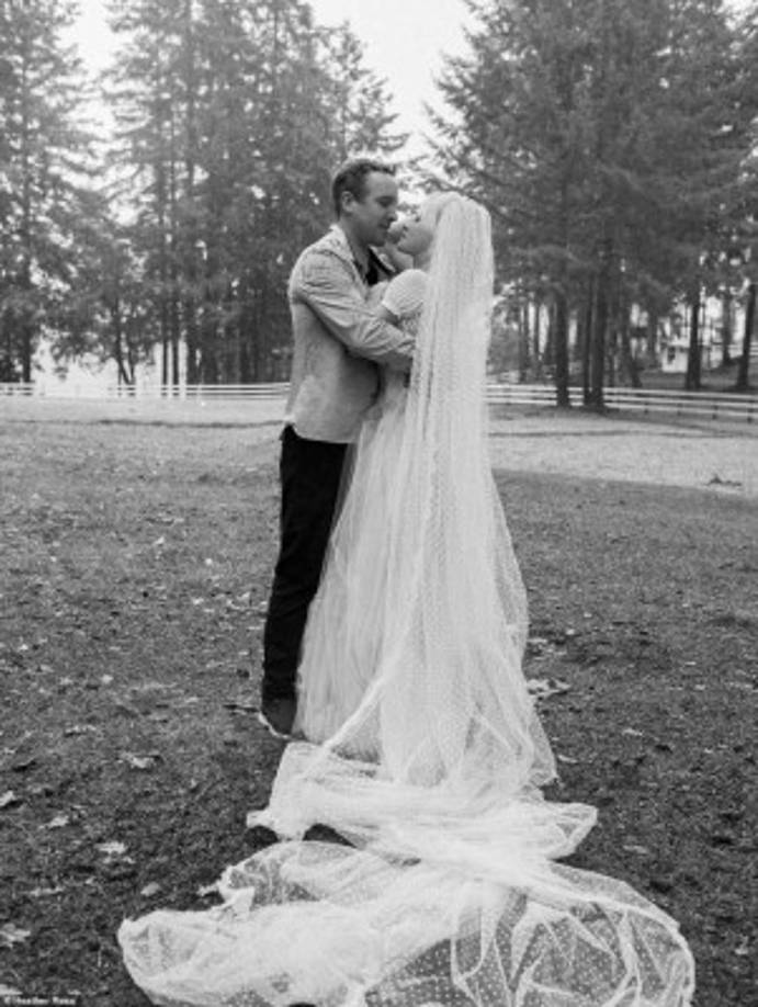 'Estoy exactamente donde necesito estar: en los brazos de un hombre que realmente me ama', indicó la artista a Daily Mail sobre su matrimonio.