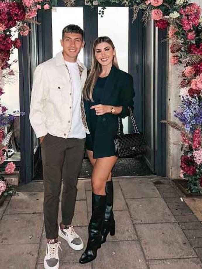 Lisandro Martínez: El defensor argentino tiene como novia a la bella Muri Lopez Benitez.