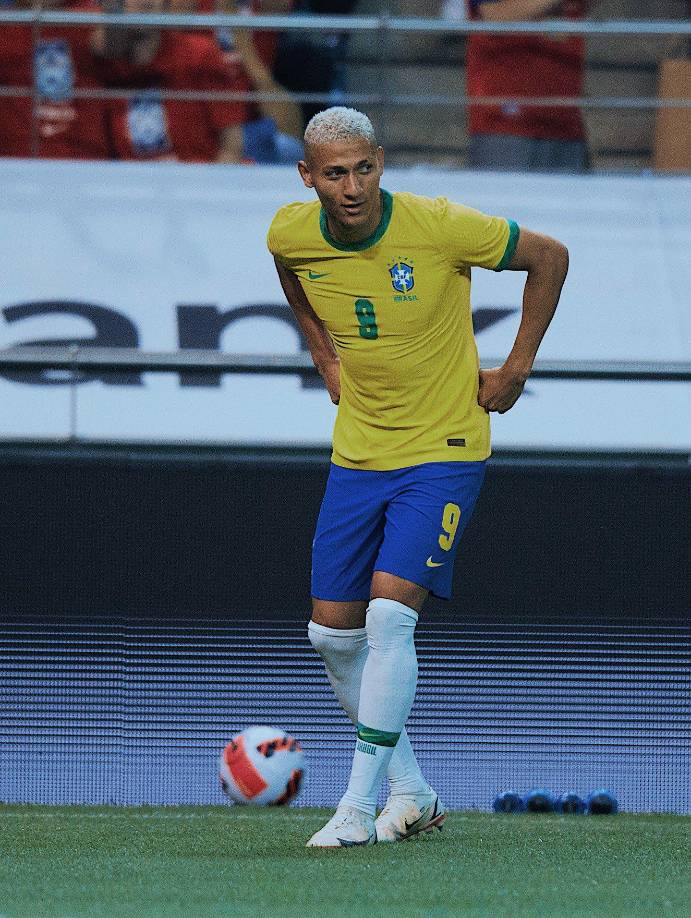 “Vinicius dijo que no puedo ganar la Liga de Campeones, que el Everton va a descender. También que estoy sobrevalorado y me quedé callado. Pero cuando me dijo que Lukaku era mejor que yo, ahí lo perdí”, fueron las supuestas explicaciones de Richarlison a TNT Sports.