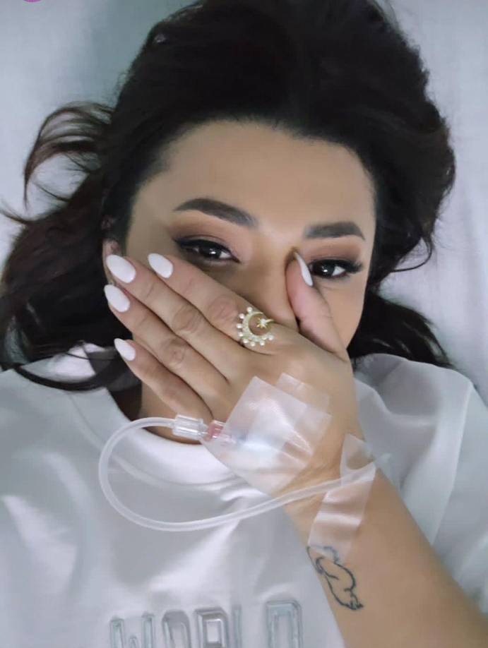 Asimismo, Milagro Flores se mostró recibiendo suero y medicamento intravenoso.