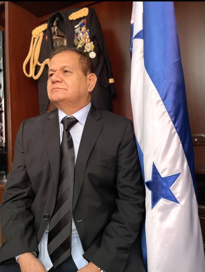 El Ministerio Público, por su parte, argumenta que Vásquez Velásquez, junto con el exsubjefe del Estado Mayor, <b>Venancio Cervantes Suazo</b>, y el excomandante del Comando de Operaciones Especiales, <b>Carlos Roberto Puerto Fúnez</b>, emitieron órdenes directas que derivaron en el uso desproporcionado de la fuerza contra manifestantes pacíficos. 