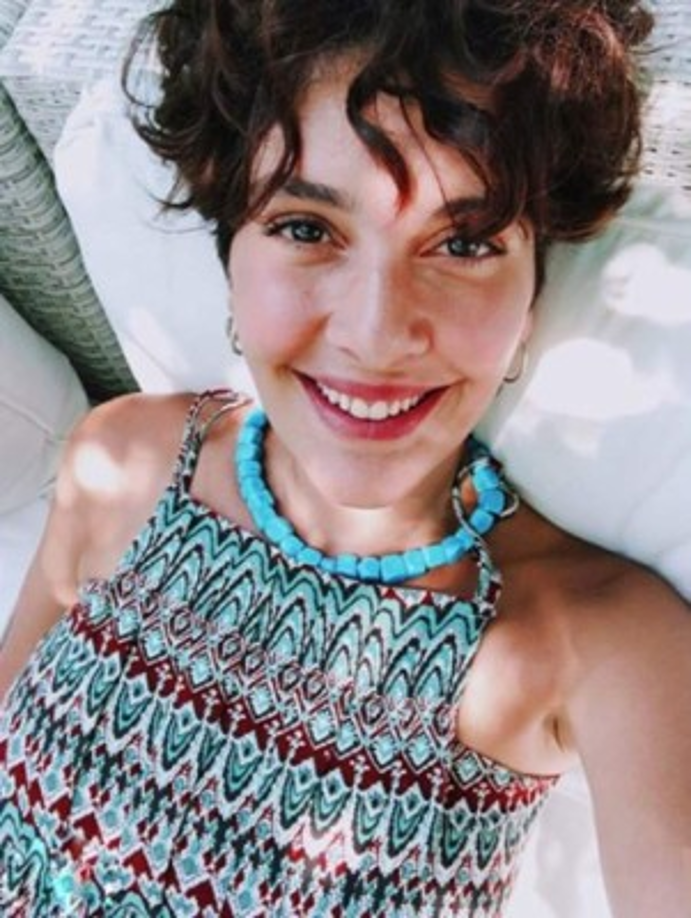 En la actualidad la guapa actriz turca se cortó la melena larga y luce totalmente irreconocible con su nuevo corte de cabello.