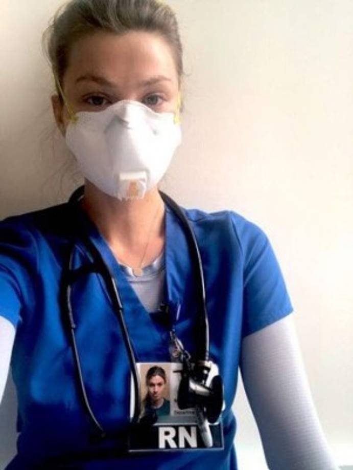 Ninguno de sus pacientes o compañeros de trabajo sabía que ella era modelo. 'Estaba cubierta de la cabeza a los pies con el traje de protección, y en esas circunstancias no creo que a nadie le hubiese importado', dijo Rawlins al New York Post.