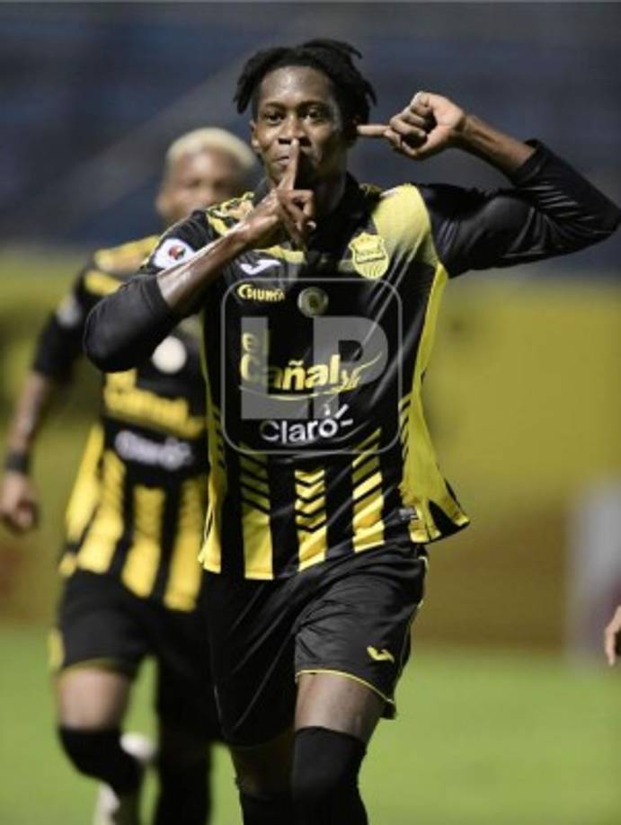 Carlos Bernárdez se estrenó como goleador con la camiseta del Real España y así lo festejó.