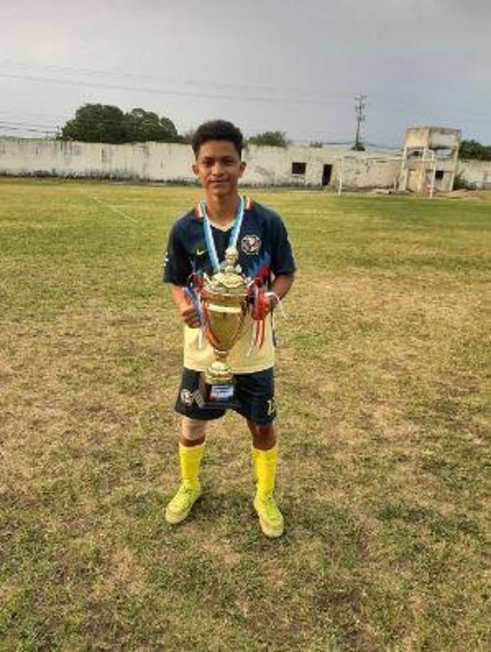 Como futbolista ya había alzado varios trofeos. Su más grande anhelo era debutar en la primera división. Actualmente jugaba en la Liga Mayor luego de ser campeón de la Liga B.