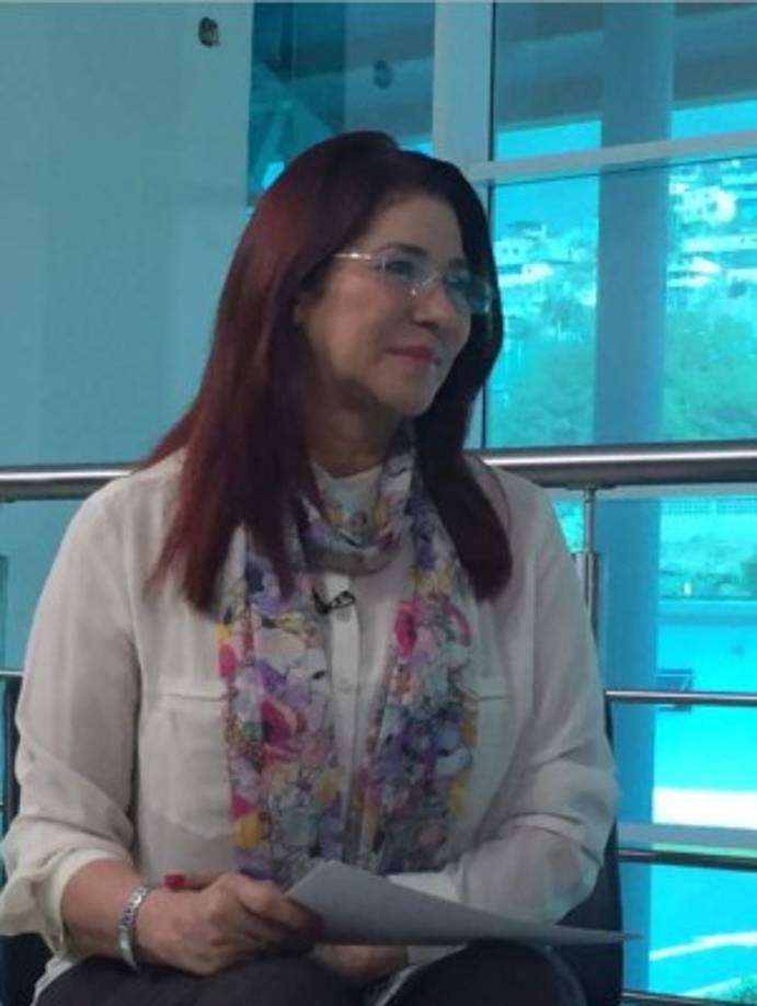 De acuerdo con el diario Tal Cual, 16 familiares de Flores trabajaban en oficinas de la Asamblea Nacional mientras ella estaba en dicha institución.