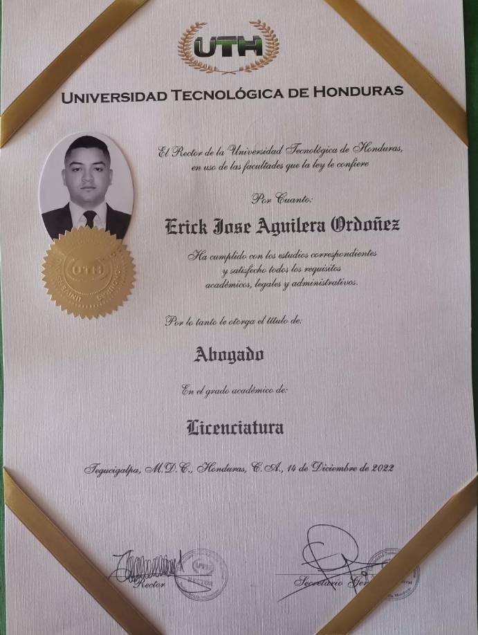 Foto del título que recibió el nuevo licenciado en derecho.