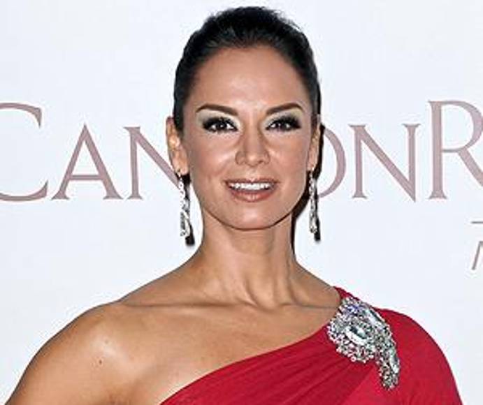 Lupita Jones - Se convirtió en la primera mexicana en recibir el título de Miss Universo y su reinado estuvo fuera de chismes y polémica. Ella es la fundadora de la organización que actualmente elige a la representante mexicana. Ha sido blanco de críticas tras declarar que las mujeres transexuales no deberían participar en el concurso, refiriéndose a la representante de España Ángela Ponce, en 2018. También, a través de su cuenta de Instagram, Lupita Jones dio a conocer que tuvo que someterse a una cirugía en el hombro, la cual se originó por hacer ejercicio en exceso durante casi toda su vida.