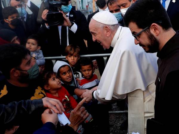 Francisco se reunió con migrantes en Lesbos, Grecia, en el 2021. El Papa tenía extraordinaria empatía, dijo un asistente.