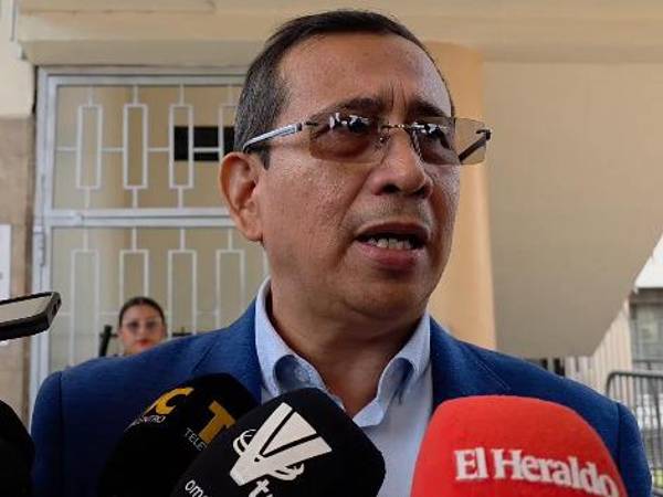 El magistrado suplente del TJE, Gabriel Gutiérrez Peralta, brinda declaraciones tras anunciar que no comparecerá ante la comisión de juicio político mientras no se resuelva su recurso de amparo.