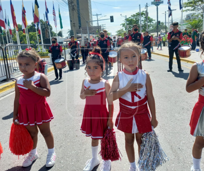 Con fervor niños de los centros educativos del sector El Carmen entonaron el Himno Nacional de Honduras.