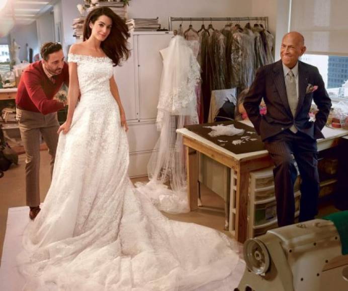 Foto memorable. El diseñador Óscar de la Renta confeccionó el vestido de novia de Amal Clooney. Un diseño de línea trapezoidal con escote de barco y cubierto de encaje francés bordado en la India con apliques de perlas y cristales por toda la falda.