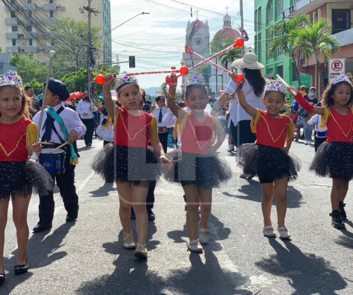 A partir de la 6: 00 de la mañana de este martes, cientos de niños iniciaron los desfiles por la primera calle de la capital industrial.