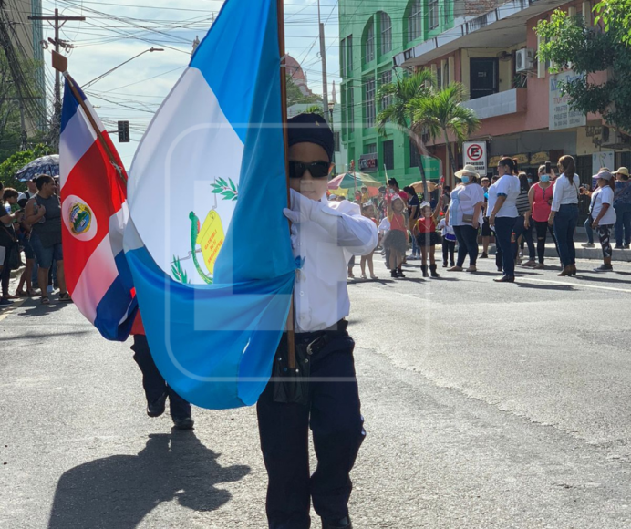 En el desfile también se pudo observar las banderas de los países centroamericanos.