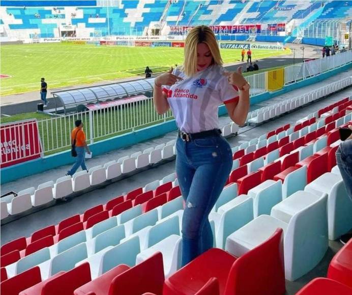 Esta hermosa rubia llegó al Nacional para apoyar a su amado Olimpia. ¿Pero quién es?