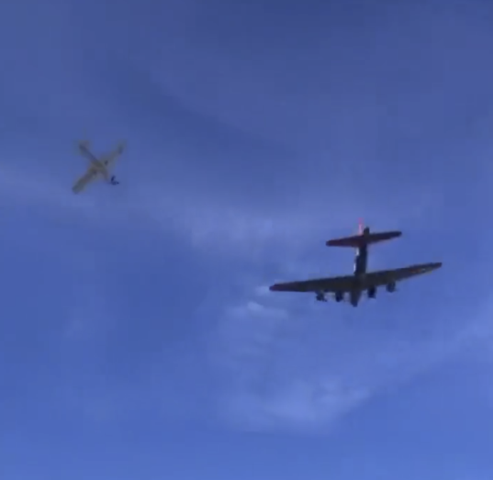 Las impactantes imágenes del choque de dos aviones de la Segunda Guerra