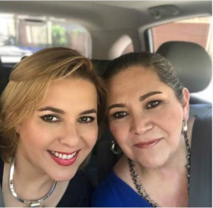 'Feliz día de las madres!!! Aunque todos los días se les debería de consentir', escribió la presentadora Ana María Canseco