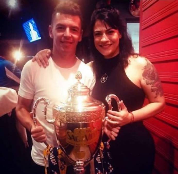 Matías Garrido - El mediocampista argentino del Olimpia y su hermosa esposa Laura Lozano.