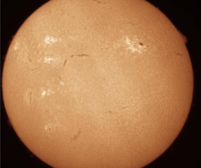 ”El Sol tiene un período de 11 años, y en ese proceso tiene alternancia de actividades mínimas y fuertes y este 2024 vamos a poder disfrutar de una gran cantidad de manchas solares”, dijo Carías.