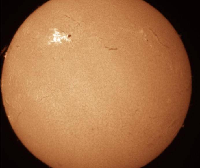En fotografías ofrecidas por Carías se observan diferentes las diferentes manchas en el Sol.